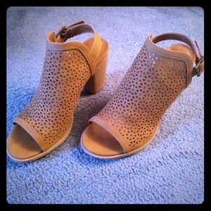 Universal Thread Sandals